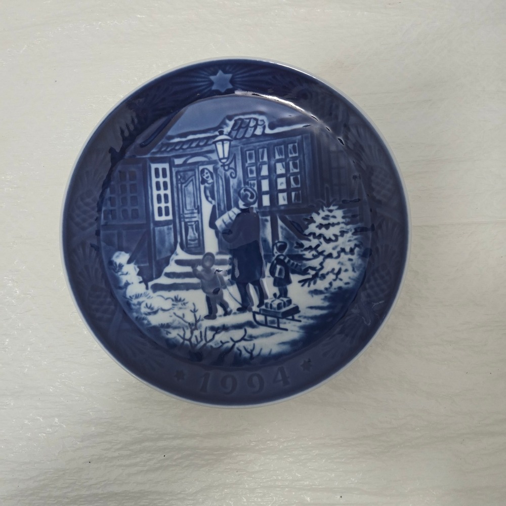 Royal Copenhagen 1994 Christmas Plate Christmas Shopping Blue White Porcelain